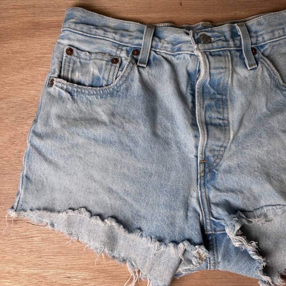 Levis 501 Womens High Rise Button Fly Light Wash Denim Cut Off Shorts Size 29 - Picture 2 of 13